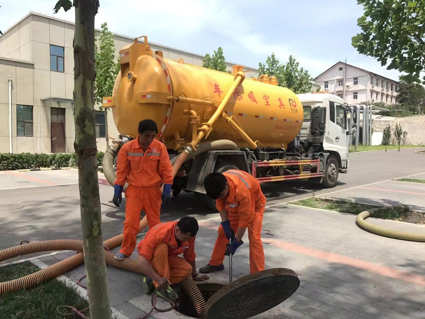 红山街道管道疏通车停在窨井附近