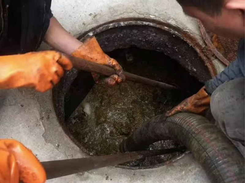 红山街道清理化粪池时如何避免沼气的危害？